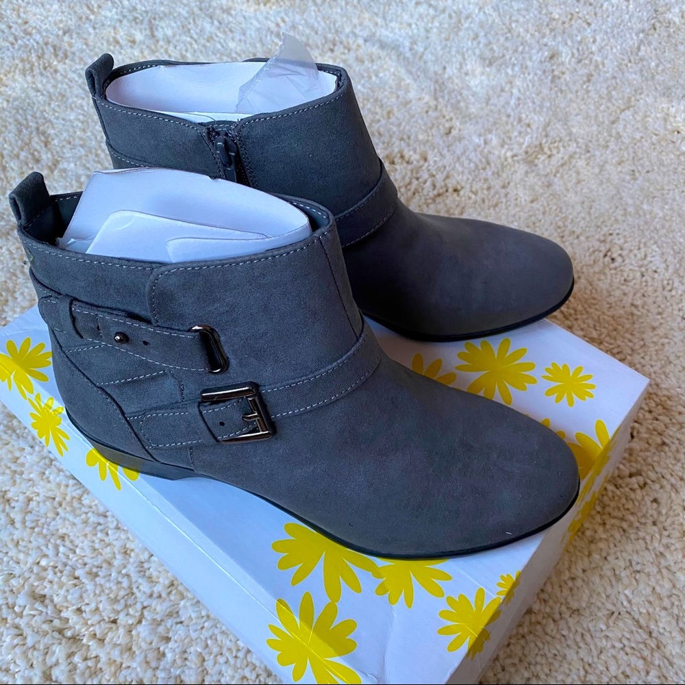 Italian shoemakers hills buckle bootie, 6.5M